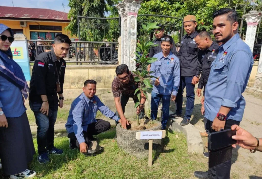 Foto: PPK Matangkuli bersama Muspika Melakukan penanaman pohon
