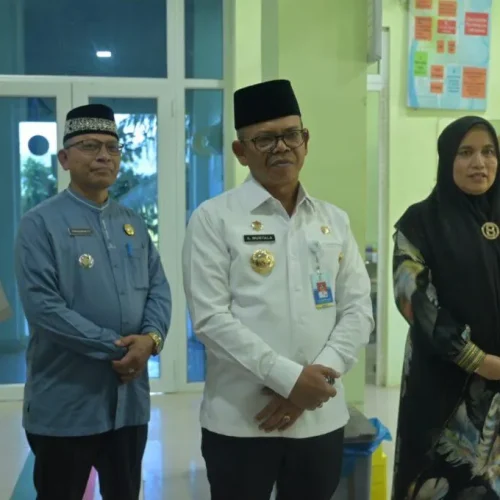 Foto: Penjabat Bupati Aceh Jaya, Dr. A Murtala, M. Si didampingi Istri Mahdalena SE, MSM melakukan kunjungan kerja ke Puskesmas Lamno Kabupaten Aceh Jaya, pada Jumat (26/1/2024).