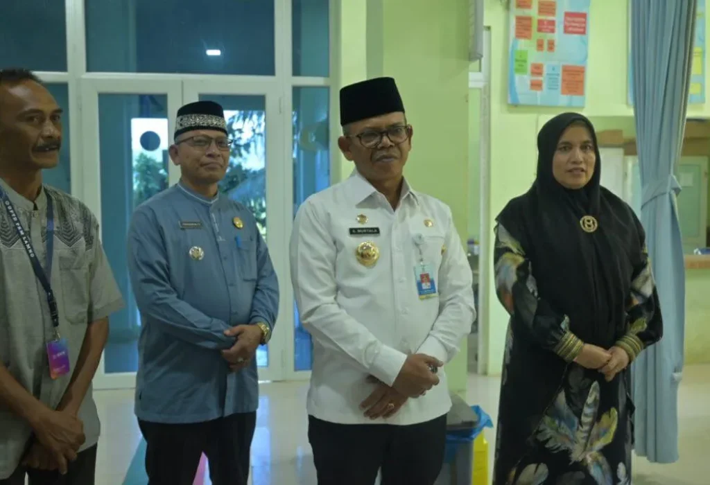 Foto: Penjabat Bupati Aceh Jaya, Dr. A Murtala, M. Si didampingi Istri Mahdalena SE, MSM melakukan kunjungan kerja ke Puskesmas Lamno Kabupaten Aceh Jaya, pada Jumat (26/1/2024).