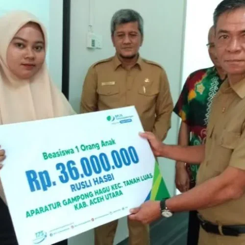 Foto: Penjabat Sekda Kabupaten Aceh Utara Dayan Albar, SSos, MAP, menyerahkan santunan kematian dan beasiswa kepada ahli waris dari keluarga aparatur gampong yang meninggal dunia.