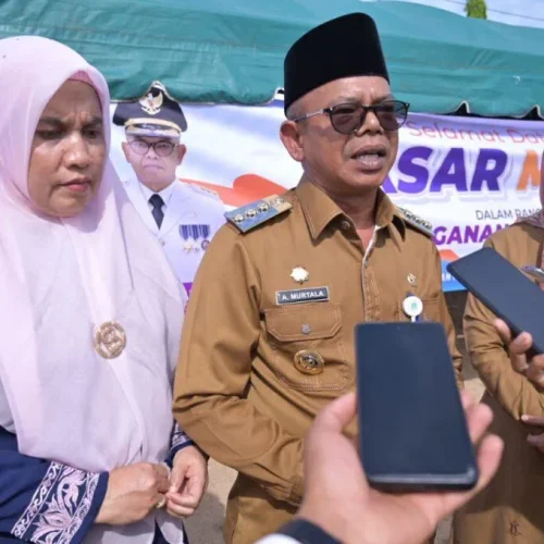 Foto: Dr. A. Murtala, M.Si,. pada pembukaan pasar murah di Gampong Mon Mata Kecamatan Krueng Sabee