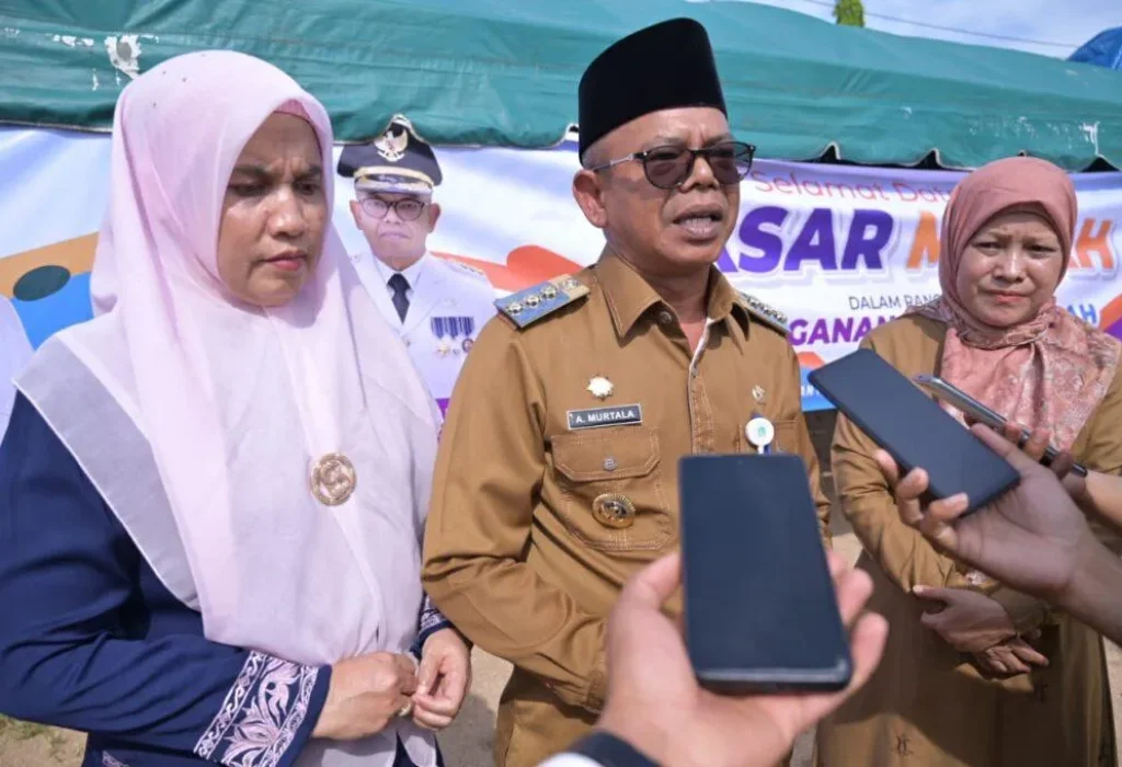 Foto: Dr. A. Murtala, M.Si,. pada pembukaan pasar murah di Gampong Mon Mata Kecamatan Krueng Sabee