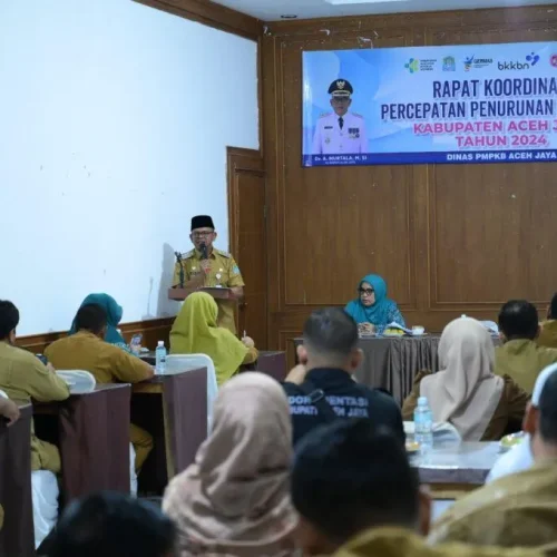 Foto: Penjabat Bupati Aceh Jaya, Dr. A. Murtala, M.Si., memimpin Rapat Koordinasi Percepatan Penurunan Stunting Kabupaten Aceh Jaya Tahun 2024 di Hotel Pantai Barat pada hari Senin (7/2/2024).