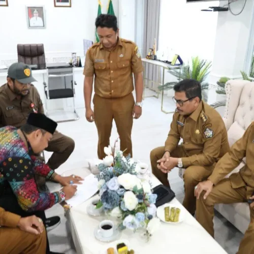 Foto: Pemerintah Kota Lhokseumawe bersama Medical Emergency Rescue Committee (MER-C) berhasil mengumpulkan dana bantuan kemanusiaan bagi pengungsi Palestina di Gaza Utara. Selasa (13/03/2024) serah terima berlangsung di Ruang Kerja Wali Kota Lhokseumawe.