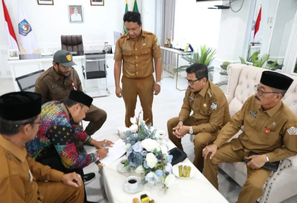 Foto: Pemerintah Kota Lhokseumawe bersama Medical Emergency Rescue Committee (MER-C) berhasil mengumpulkan dana bantuan kemanusiaan bagi pengungsi Palestina di Gaza Utara. Selasa (13/03/2024) serah terima berlangsung di Ruang Kerja Wali Kota Lhokseumawe.