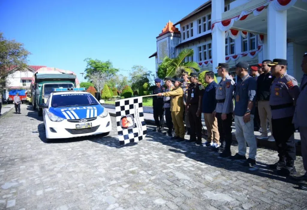 Foto: Penjabat Bupati Aceh Jaya, Dr. A. Murtala., M.Si., pelepasan pasukan pengamanan Tempat Pemungutan Suara (TPS) dan distribusi logistik Pemilu 2024 yang dipimpin oleh Kapolres Aceh Jaya, AKBP Andy Sumarta di halaman kantor Bupati Aceh Jaya, Selasa (13/2/2024).