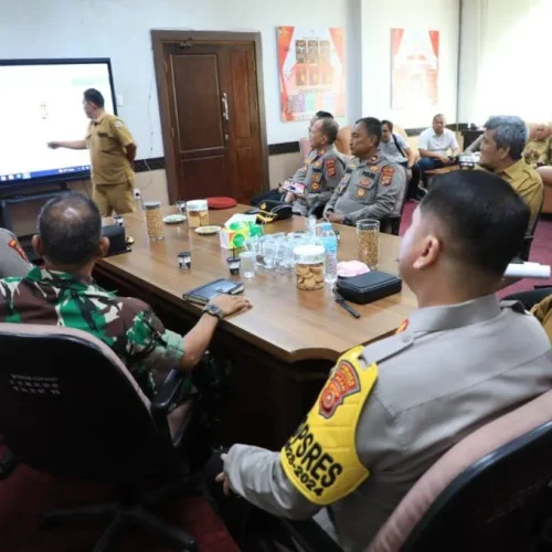 Foto: Penjabat Bupati Aceh Utara Dr Mahyuzar, MSi, bersama pejabat kepolisian dari Kepolisian Daerah (Polda) Aceh memantau persiapan final Tim Desk Pemilu 2024 Pemerintah Kabupaten Aceh Utara, Selasa, 13 Februari 2024.