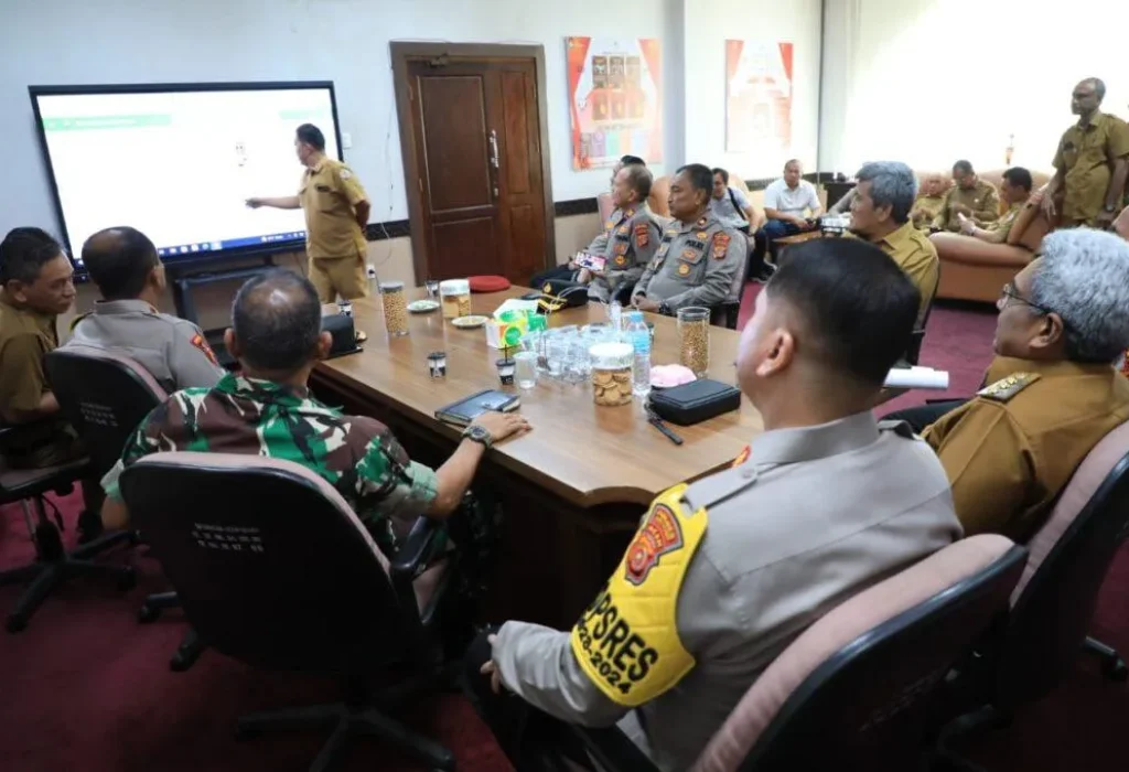 Foto: Penjabat Bupati Aceh Utara Dr Mahyuzar, MSi, bersama pejabat kepolisian dari Kepolisian Daerah (Polda) Aceh memantau persiapan final Tim Desk Pemilu 2024 Pemerintah Kabupaten Aceh Utara, Selasa, 13 Februari 2024.
