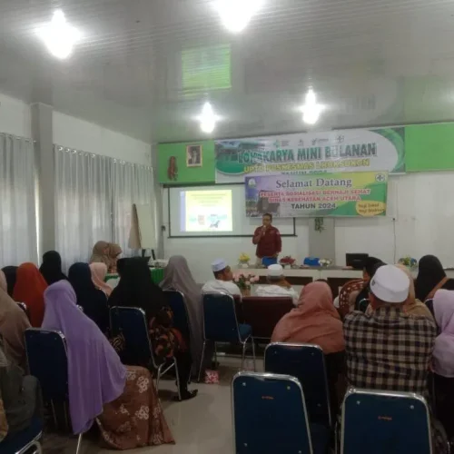 Foto: Petugas Dinas Kesehatan Aceh Utara, Saiful Bahri AMK mensosialisasikan Berhaji Sehat & Istithaah Kesehatan Calon Jamaah Haji 2024