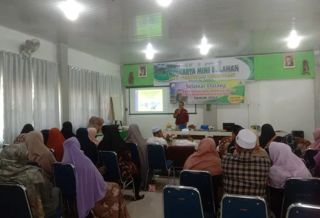 Foto: Petugas Dinas Kesehatan Aceh Utara, Saiful Bahri AMK mensosialisasikan Berhaji Sehat & Istithaah Kesehatan Calon Jamaah Haji 2024