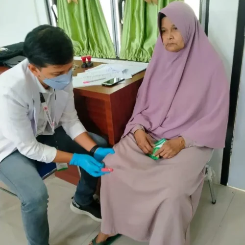 Foto: Calon Jamaah Haji melakukan tes Kesehatan