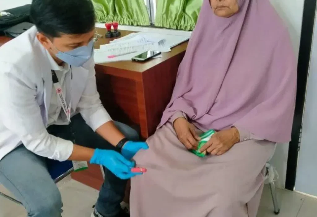 Foto: Calon Jamaah Haji melakukan tes Kesehatan