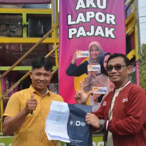 Foto: Kepala Kantor Pajak Lhokseumawe Sutanto Agustiono menyerahkan doorprize bagi masyarakat yang sudah melapor SPT 2023