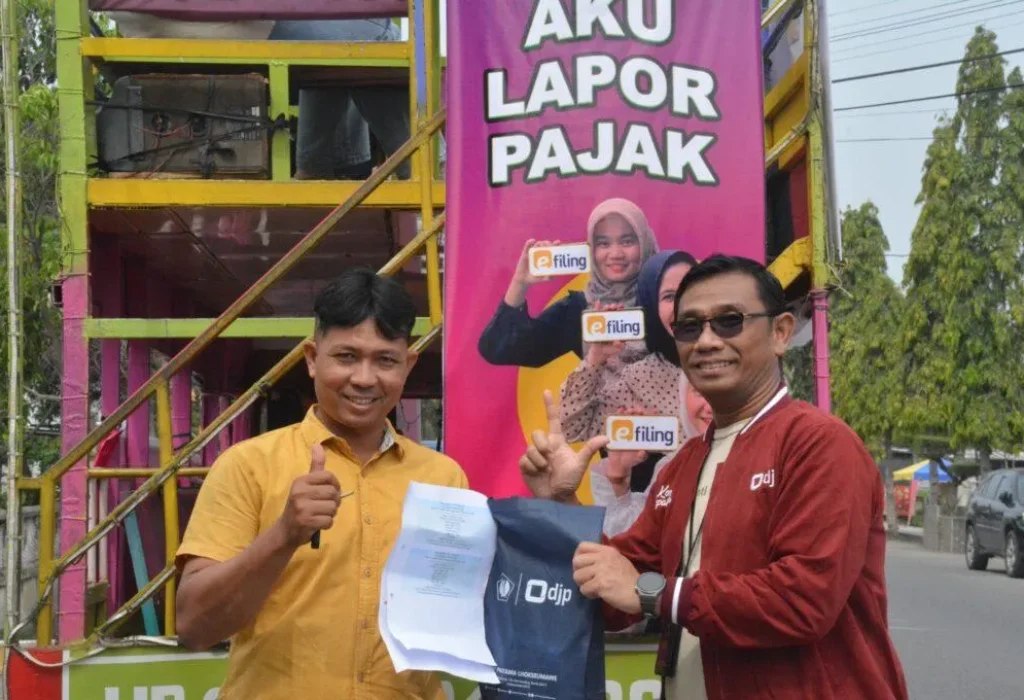 Foto: Kepala Kantor Pajak Lhokseumawe Sutanto Agustiono menyerahkan doorprize bagi masyarakat yang sudah melapor SPT 2023