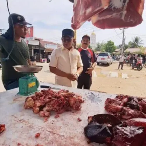 Foto: Pj. Bupati Aceh Jaya juga memantau harga daging meugang di Keude Panga, Kecamatan Panga.