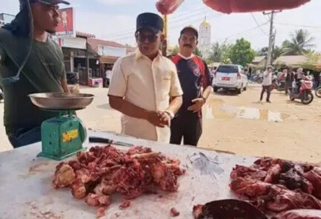 Foto: Pj. Bupati Aceh Jaya juga memantau harga daging meugang di Keude Panga, Kecamatan Panga.