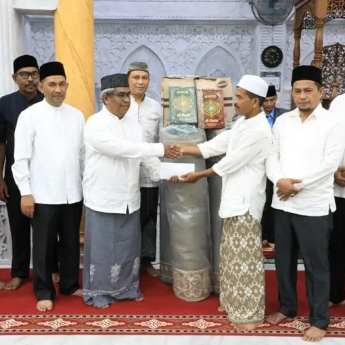 Foto: Penjabat Bupati Aceh Utara Dr Mahyuzar, MSi, mengunjungi jamaah Masjid Baitusysyakur Gampong Seumirah Kecamatan Nisam Antara, Senin, 18 Maret 2024.