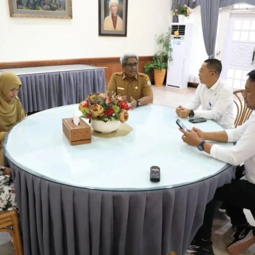 Foto: PFoto: Kepala LPP RRI Lhokseumawe Antoni, SSos berdiskusi bersama Pj Bupati Mahyuzar serta hadir 2 remaja putri  yang berhasil menjuarai Pekan Tilawatil Qur’an (PTQ) yang diselenggarakan oleh LPP RRI Lhokseumawe