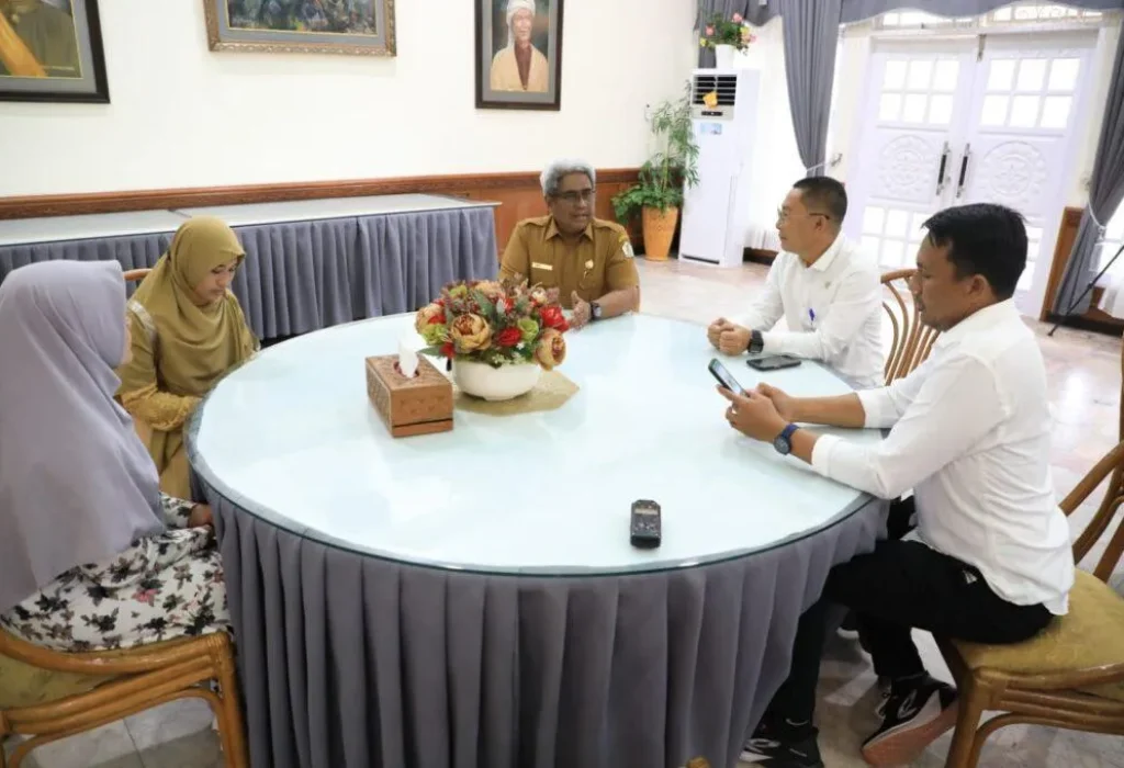 Foto: PFoto: Kepala LPP RRI Lhokseumawe Antoni, SSos berdiskusi bersama Pj Bupati Mahyuzar serta hadir 2 remaja putri  yang berhasil menjuarai Pekan Tilawatil Qur’an (PTQ) yang diselenggarakan oleh LPP RRI Lhokseumawe