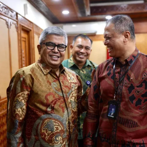 Foto: Penjabat Gubernur Aceh, Bustami, SE, M.Si, menerima kunjungan Vice Presiden Garuda Indonesia Wilayah Sumatera Fitri Ruswita dan General Manager Garuda Indonesia Wilayah Aceh Nano Setiawan, di ruang kerja Gubernur, Kamis (21/3/2023).