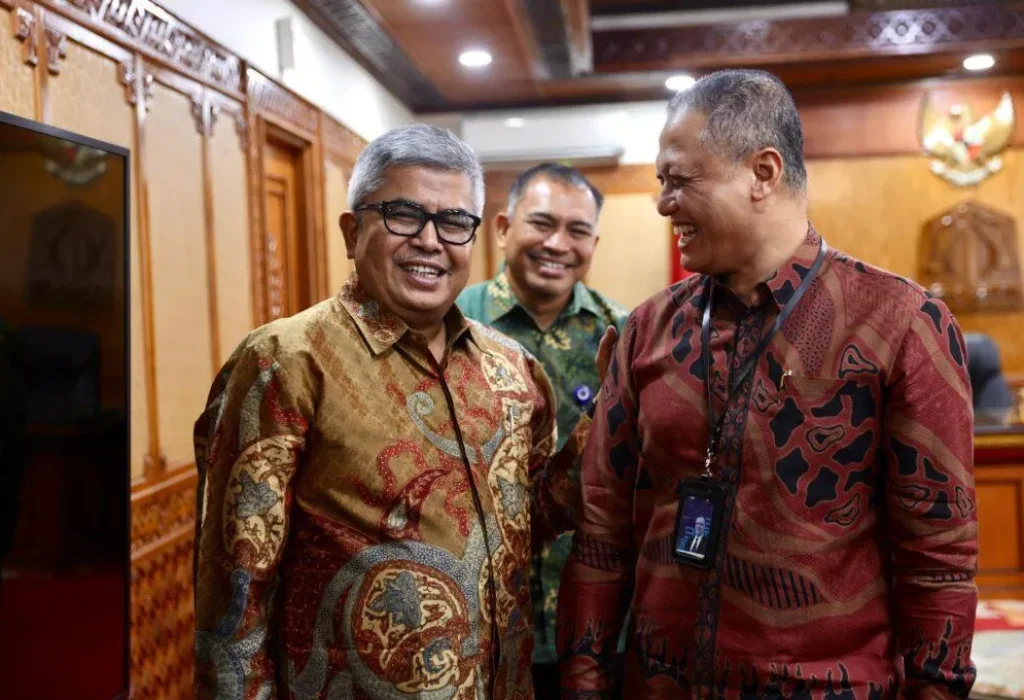 Foto: Penjabat Gubernur Aceh, Bustami, SE, M.Si, menerima kunjungan Vice Presiden Garuda Indonesia Wilayah Sumatera Fitri Ruswita dan General Manager Garuda Indonesia Wilayah Aceh Nano Setiawan, di ruang kerja Gubernur, Kamis (21/3/2023).