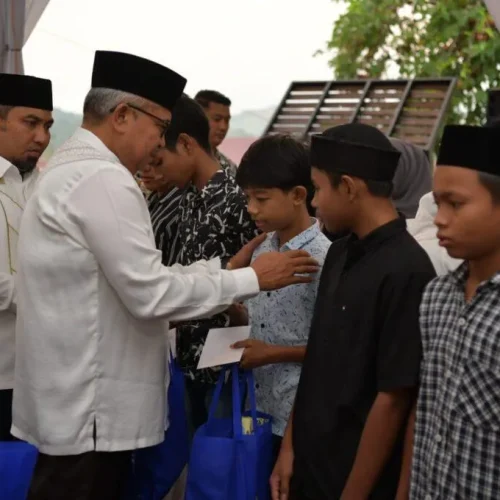 Foto: Pj. Gubernur Aceh, Bustami bersama Pj. Ketua PKK Aceh, Mellani Subarni disambut Pj. Bupati Aceh Besar, Muhammad Iswanto saat menghadiri Buka puasa bersama sekaligus Peusijuk serta Santunan Kepada Anak Yatim  di Pendopo Bupati Aceh Besar, Kota Jantho, Aceh Besar, Kamis, 21/03/2024.