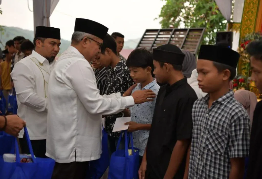 Foto: Pj. Gubernur Aceh, Bustami bersama Pj. Ketua PKK Aceh, Mellani Subarni disambut Pj. Bupati Aceh Besar, Muhammad Iswanto saat menghadiri Buka puasa bersama sekaligus Peusijuk serta Santunan Kepada Anak Yatim  di Pendopo Bupati Aceh Besar, Kota Jantho, Aceh Besar, Kamis, 21/03/2024.