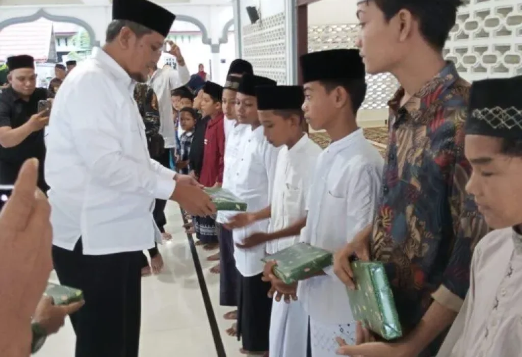 Foto: Pj Sekda Aceh Utara, Dayan Albar menyerahkan Satunan