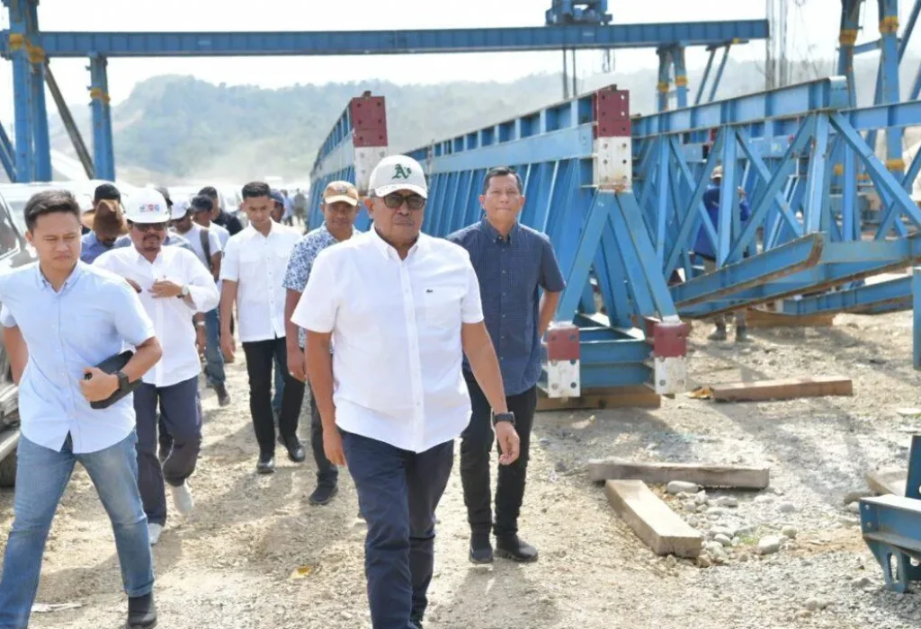 Foto: Pj. Gubernur Aceh, Bustami didampingi Plh. Sekda Aceh, Azwardi meninjau
lokasi konstruksi di sesi 1 sekaligus penyerahan SK penlok Sibanceh ke PPK Lahan Tol Padang Tiji, Pidie, Sabtu, 23/03/2024