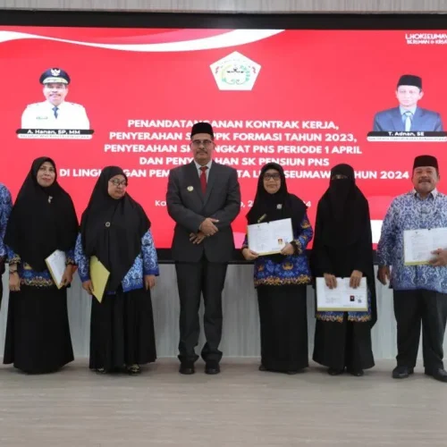 Foto: Pj Walikota A Hanan Menyerahkan SK kepada 141 untu formasi PPPK