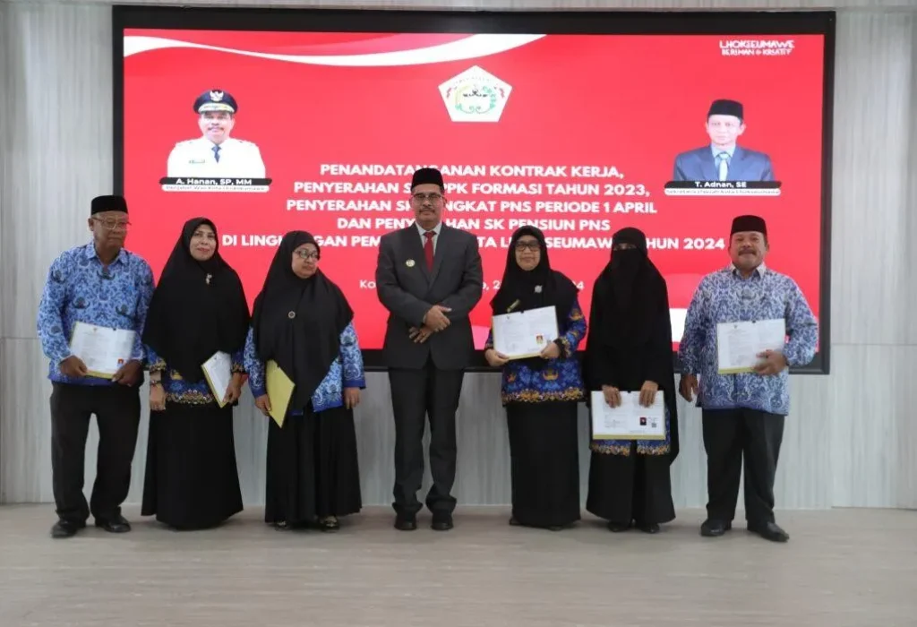 Foto: Pj Walikota A Hanan Menyerahkan SK kepada 141 untu formasi PPPK