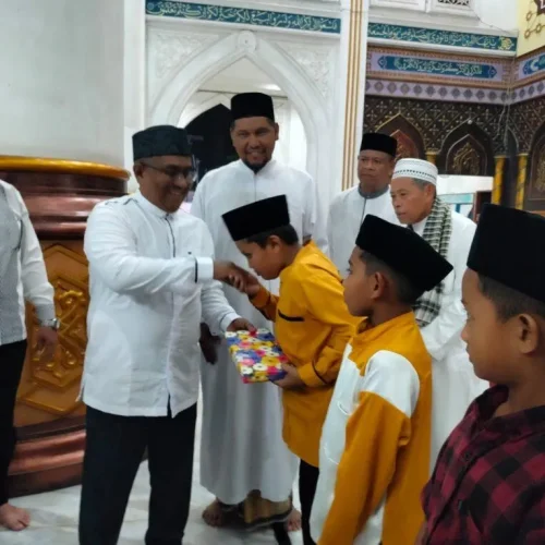 Foto: Penjabat Bupati Aceh Utara Dr Mahyuzar, MSi, menyantuni puluhan anak yatim pada momen memperingati Nuzul Al-Qur’an, malam ke-17 Ramadhan 1445 H, atau bertepatan dengan 27 Maret 2024, bertempat di Masjid Agung Baiturrahim Lhoksukon.