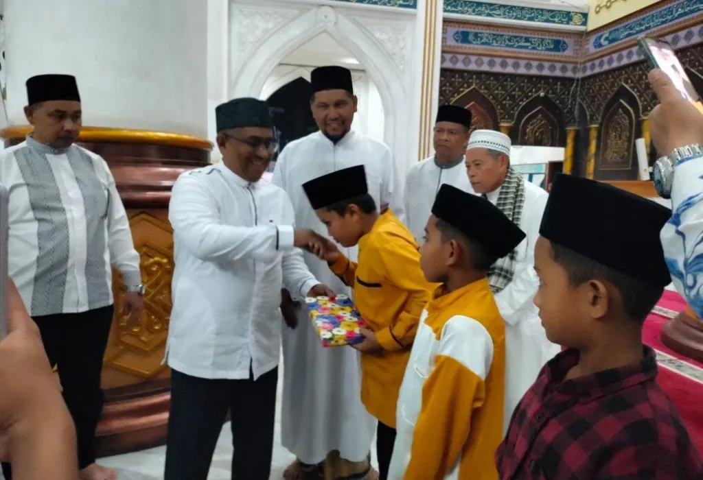 Foto: Penjabat Bupati Aceh Utara Dr Mahyuzar, MSi, menyantuni puluhan anak yatim pada momen memperingati Nuzul Al-Qur’an, malam ke-17 Ramadhan 1445 H, atau bertepatan dengan 27 Maret 2024, bertempat di Masjid Agung Baiturrahim Lhoksukon.