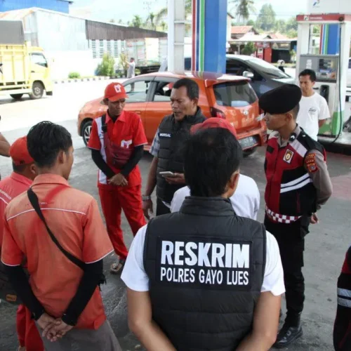 Foto: Personel Satreskrim Polres Gayo Lues mengecek sejumlah stasiun pengisian bahan bakar umum (SPBU) untuk mengantisipasi praktik curang penjualan bahan bakar minyak (BBM) jelang hari raya Idulfitri 1445 hijriah,