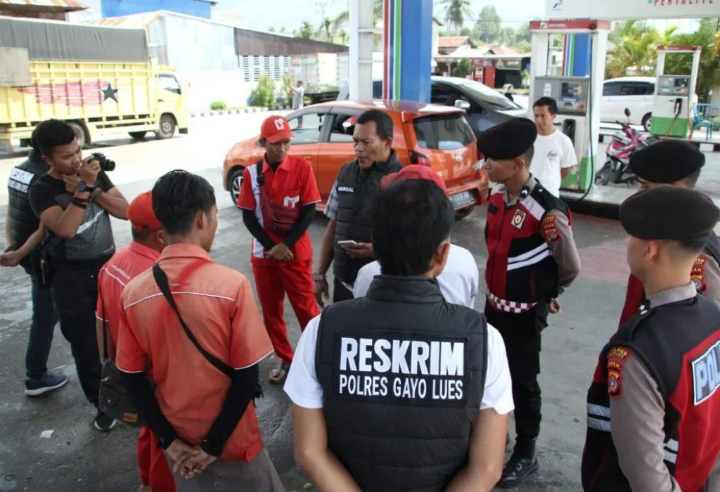 Foto: Personel Satreskrim Polres Gayo Lues mengecek sejumlah stasiun pengisian bahan bakar umum (SPBU) untuk mengantisipasi praktik curang penjualan bahan bakar minyak (BBM) jelang hari raya Idulfitri 1445 hijriah,