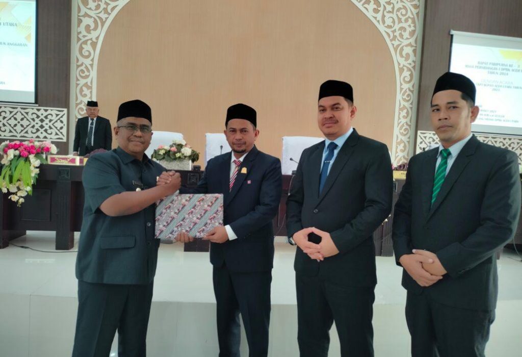 Foto: Penjabat Bupati Aceh Utara Dr Mahyuzar, MSi, menyampaikan Laporan Keterangan Pertanggung Jawaban (LKPJ) tahun 2023 pada Rapat Paripurna ke-3 masa persidangan I DPRK Aceh Utara berlangsung di ruang sidang utama, Rabu sore, 27 Maret 2024.