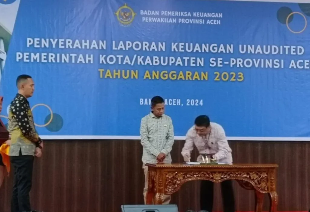 Foto: Pemerintah Kota Lhokseumawe melalui Sekretaris Daerah (Sekda) Kota Lhokseumawe, T. Adnan, menyerahkan Laporan Keuangan Pemerintah Daerah (LKPD) Unaudited Tahun 2023 kepada Badan Pemeriksa Keuangan (BPK) RI Perwakilan Provinsi Aceh