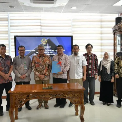 Foto: Pj. Gubernur Aceh, Bustami melakukan Penyerahan Laporan Keuangan  Unaudited Pemerintah Aceh Tahun Anggaran 2023 ke BPK RI Provinsi Aceh di Aula BPK RI, Kamis, 28/03/2024.