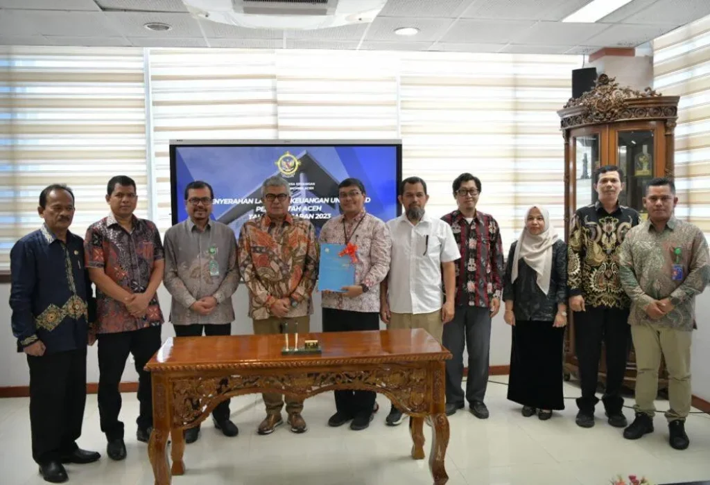 Foto: Pj. Gubernur Aceh, Bustami melakukan Penyerahan Laporan Keuangan  Unaudited Pemerintah Aceh Tahun Anggaran 2023 ke BPK RI Provinsi Aceh di Aula BPK RI, Kamis, 28/03/2024.