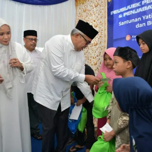 Foto: Pj. Gubernur Aceh, Bustami bersama Pj. Ketua PKK Aceh, Mellani Subarni menghadiri peusijuk dan Santunan Anak Yatim pada acara buka puasa bersama Persatuan Wartawan Indonesia (PWI) Aceh, di Kantor PWI Aceh, Kamis, 28/03/2024.