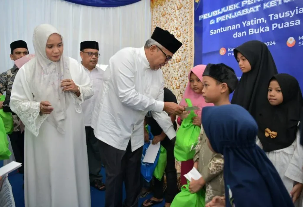 Foto: Pj. Gubernur Aceh, Bustami bersama Pj. Ketua PKK Aceh, Mellani Subarni menghadiri peusijuk dan Santunan Anak Yatim pada acara buka puasa bersama Persatuan Wartawan Indonesia (PWI) Aceh, di Kantor PWI Aceh, Kamis, 28/03/2024.