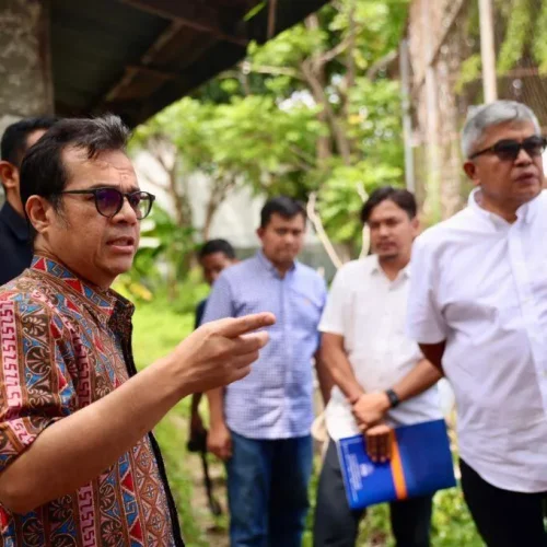 Foto: Penjabat Gubernur Aceh, Bustami, SE, M.Si,  mendampingi mendampingi Wakil Menteri Menteri Komunikasi dan Informatika RI, Nezar Patria, meninjau bakal lokasi Youth Creative Hub Aceh, di Komplek Dinas Koperasi - Usaha Kecil Menengah, Jumat, 29/3/2024