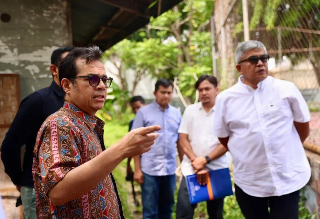 Foto: Penjabat Gubernur Aceh, Bustami, SE, M.Si,  mendampingi mendampingi Wakil Menteri Menteri Komunikasi dan Informatika RI, Nezar Patria, meninjau bakal lokasi Youth Creative Hub Aceh, di Komplek Dinas Koperasi - Usaha Kecil Menengah, Jumat, 29/3/2024