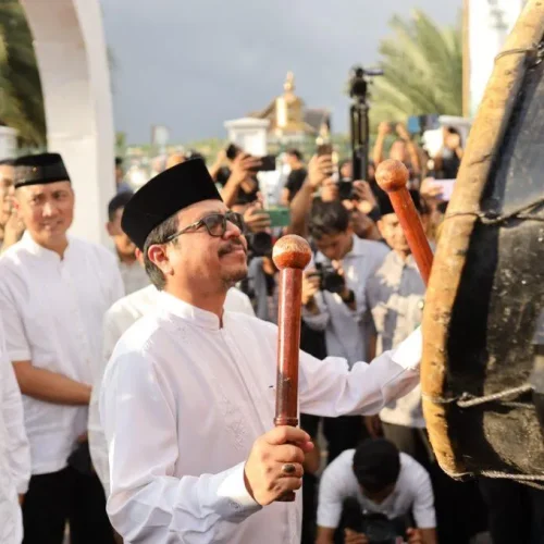 Foto: Pj Sekda Aceh, Azwardi AP, M.Si menyampaikan sambutan saat membuka Aceh Ramadhan Festival 2024 di Halaman Masjid Raya Baiturrahman, Jumat 29/3/2024