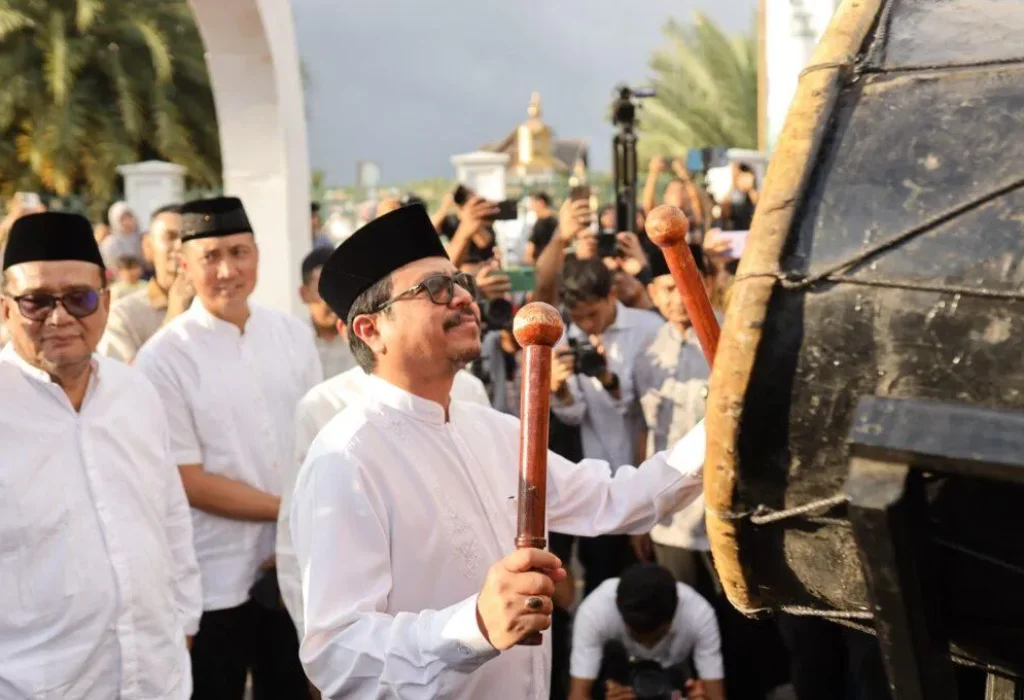 Foto: Pj Sekda Aceh, Azwardi AP, M.Si menyampaikan sambutan saat membuka Aceh Ramadhan Festival 2024 di Halaman Masjid Raya Baiturrahman, Jumat 29/3/2024