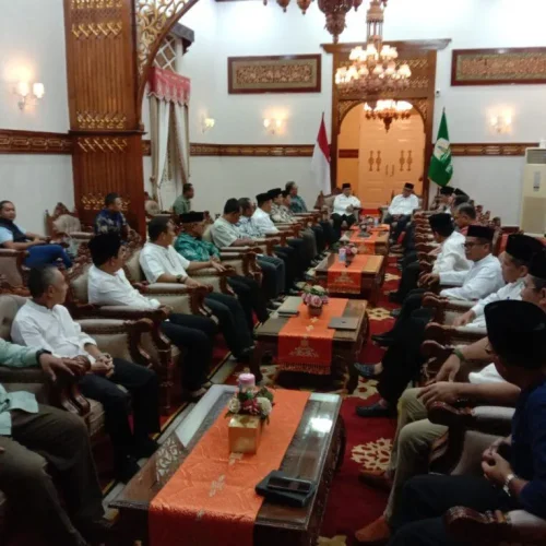 Foto: Pj. Gubernur Aceh, Bustami didampingi Pj. Sekda Aceh, Azwardi, Bupati/Walikota dan Kepala SKPA Rapat  Bersama Sekjen Kemendagri RI, Dr. H. Suhajar Diantoro M.Si, Terkait Isu-Isu Aktual Penyelenggaraan Pemerintah Daerah di Aceh, diPendopo Gubernur Aceh, Sabtu, 30/03/2024.