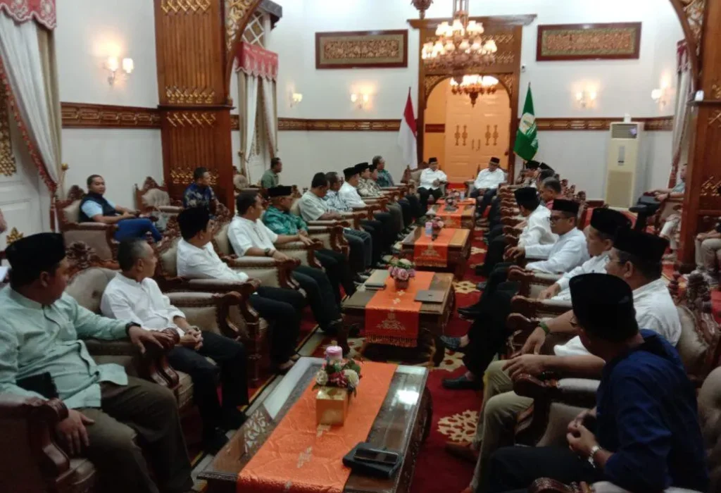 Foto: Pj. Gubernur Aceh, Bustami didampingi Pj. Sekda Aceh, Azwardi, Bupati/Walikota dan Kepala SKPA Rapat  Bersama Sekjen Kemendagri RI, Dr. H. Suhajar Diantoro M.Si, Terkait Isu-Isu Aktual Penyelenggaraan Pemerintah Daerah di Aceh, diPendopo Gubernur Aceh, Sabtu, 30/03/2024.