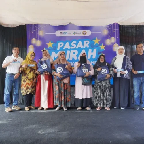 Foto: PT Pupuk Iskandar Muda (PIM) gelar pasar murah untuk masyarakat lingkungan, Minggu (31/3/2024) di halaman kompleks perumahan perusahaan Kecamatan Dewantara, Aceh Utara.