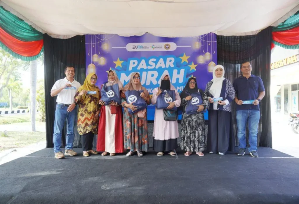 Foto: PT Pupuk Iskandar Muda (PIM) gelar pasar murah untuk masyarakat lingkungan, Minggu (31/3/2024) di halaman kompleks perumahan perusahaan Kecamatan Dewantara, Aceh Utara.