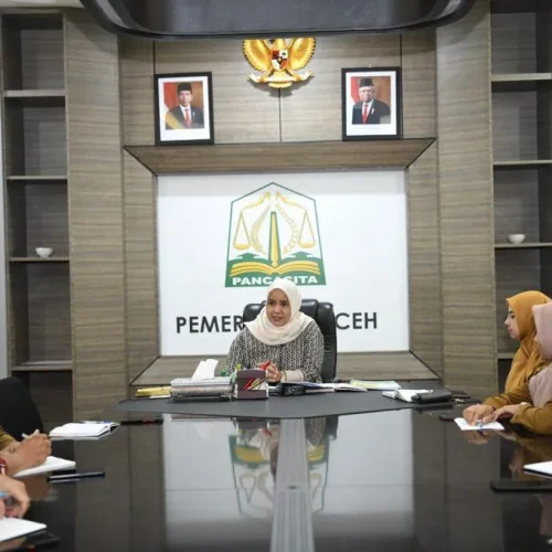 Foto: Pj. Ketua TP-PKK Aceh Melani Subarni lakikan rapat bersama tim inti percepatan penurunan stunting Aceh di ruang rapat pendopo Gubernur Aceh, senin, 01/04/2024